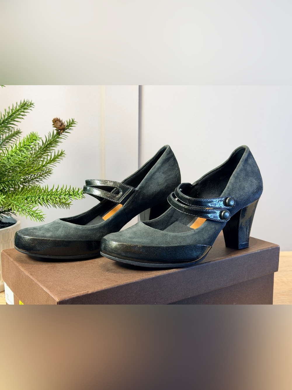 Clarks Diamond Suede Patent
Leather Black Double Strap Mary
Jane Heels Size 6.5
